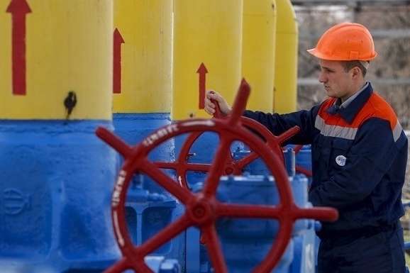 Транзит російського газу Україною скоротився майне на половину