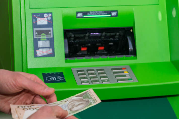 Скандал в ПриватБанке: во Львове банкомат выдал сувенирные деньги