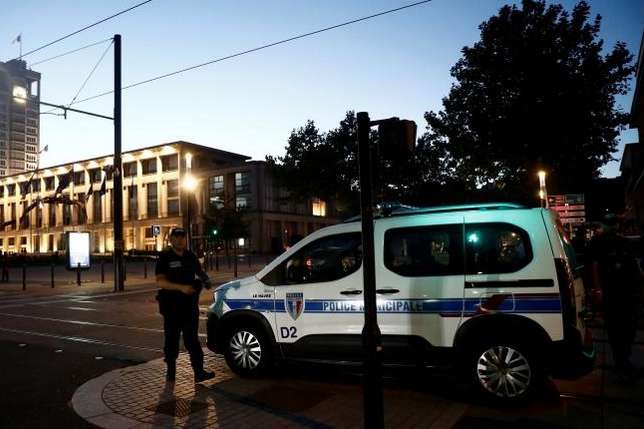 Чоловік, який у Франції захопив заручників у банку, здався поліції