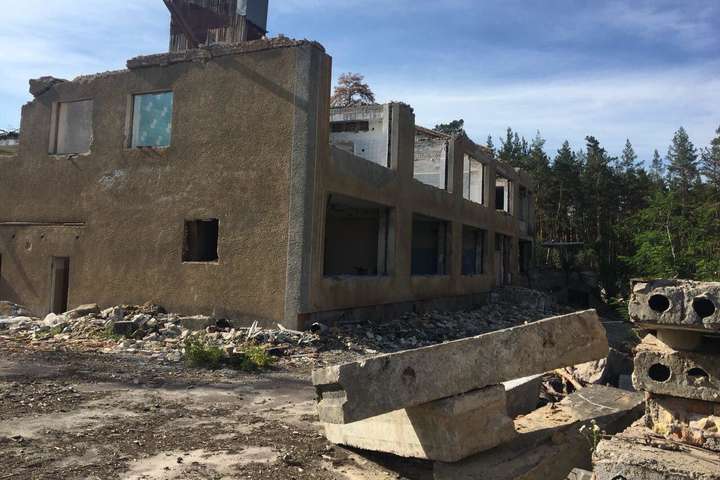 Залишилися самі руїни: затримано директора фірми, що знищив санаторій під Києвом (фото)