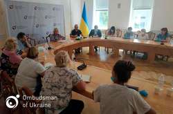 Денісова зустрілася з матерями зниклих безвісти військових