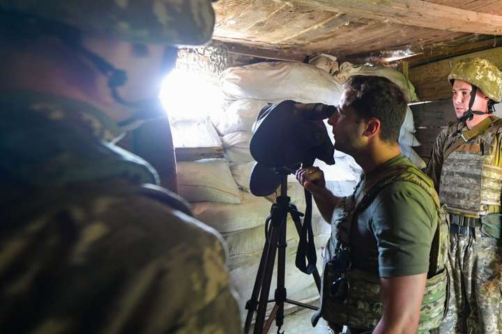 Зеленський на Донбасі запевнив військових, що «ніхто нічого не збирається здавати»