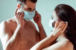 Карантинная любовь: пять позиций для безопасного секса в маске