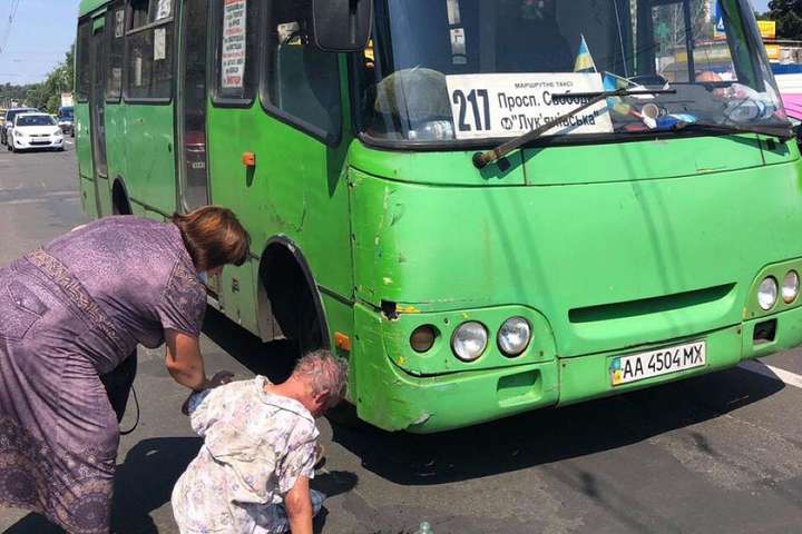 У Києві маршрутка збила чоловіка на «зебрі» (відео)