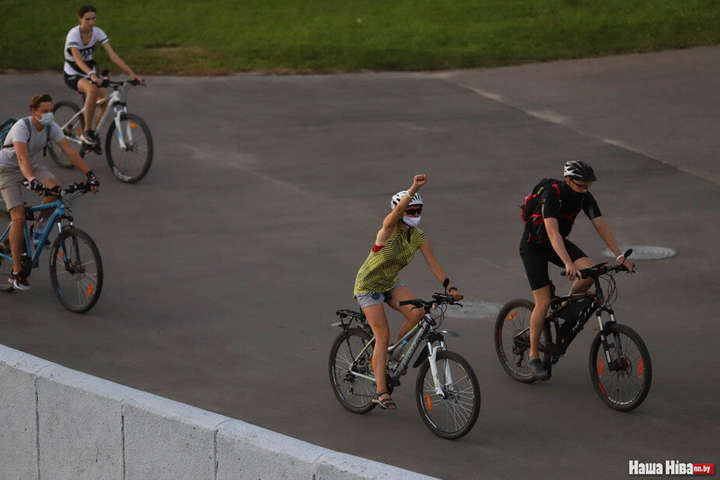 У Мінську силовики масово затримують велосипедистів (відео)