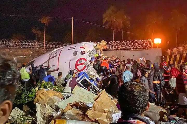 Внаслідок авіакатастрофи в Індії загинули 20 людей, 140 – поранені