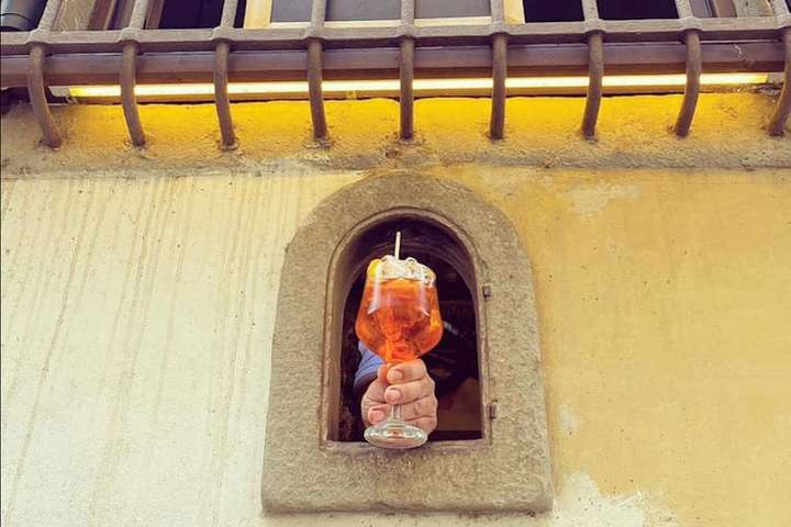 «Винні віконця»: в Італії через пандемію відновили старовинну традицію