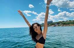 Каменских в умопомрачительном бикини соблазняет мужчин на пляже (фото)