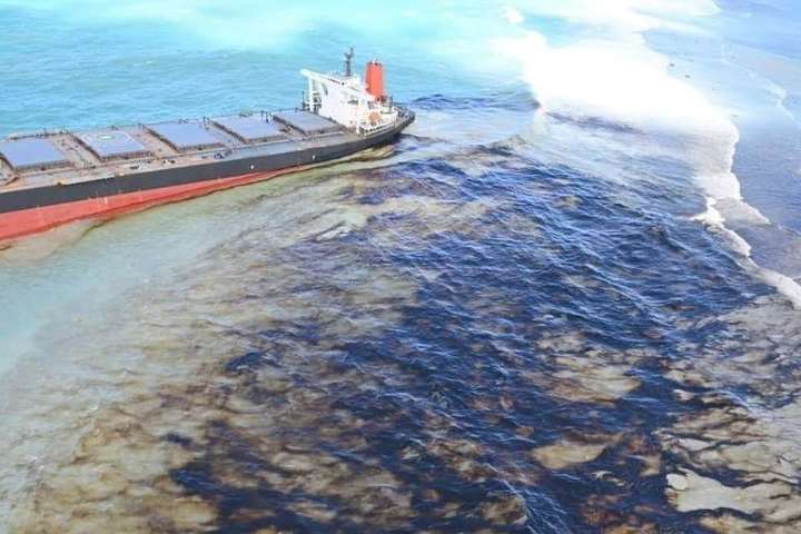 Екологічна катастрофа: біля острова Маврикій з танкера вилились тонни палива 