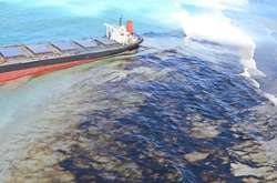 Екологічна катастрофа: біля острова Маврикій з танкера вилились тонни палива 