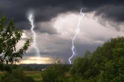 Сьогодні частину України накриють дощі з грозами