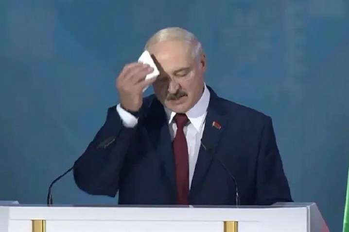 Білоруське телебачення 17 разів вирізало хустинку для поту з виступу Лукашенка