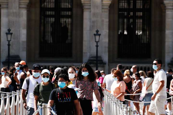 У Парижі запровадили обов'язкове носіння масок на вулиці 