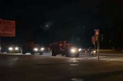 В центре Минска стоит колонна из военных автомобилей