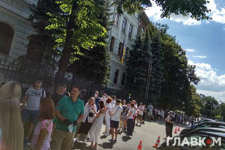 Виборці влаштували бунт під посольством Білорусі в Києві (відео)