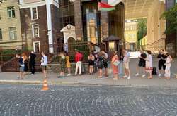 Біля посольства Білорусі в Києві утворилася черга з громадян, які хочуть взяти участь у виборах президента