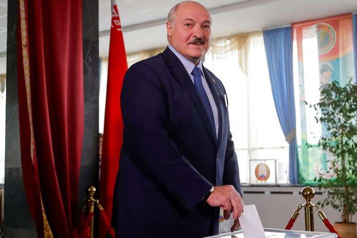 Лукашенко домовився з Путіним щодо 33 затриманих у Мінську осіб