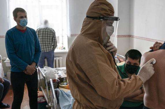 В Україні зростає кількість хворих на коронавірус, яких госпіталізують
