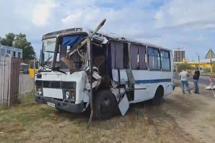 Чергова смертельна ДТП під Києвом: вантажівка протаранила автобус (відео)