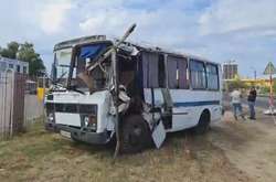  Вантажівка протаранила автобус у бік водія 