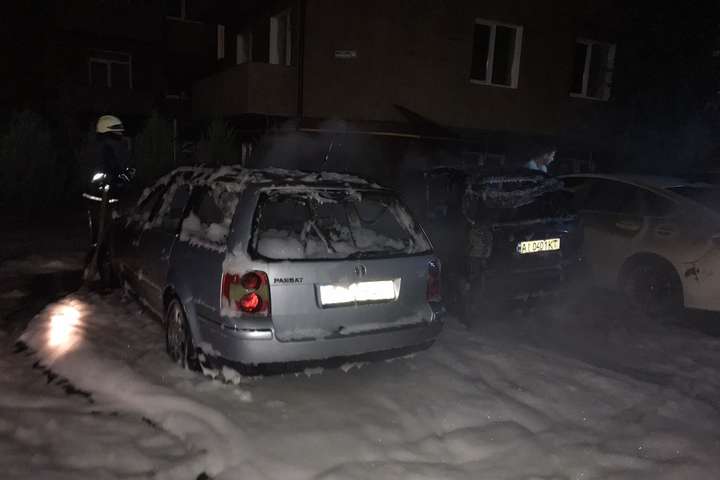 Вночі під Києвом вщент згоріли дві автівки (фото)