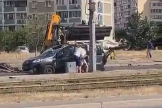 На столичних Позняках екскаватор ковшем проломив дах автівки (відео)