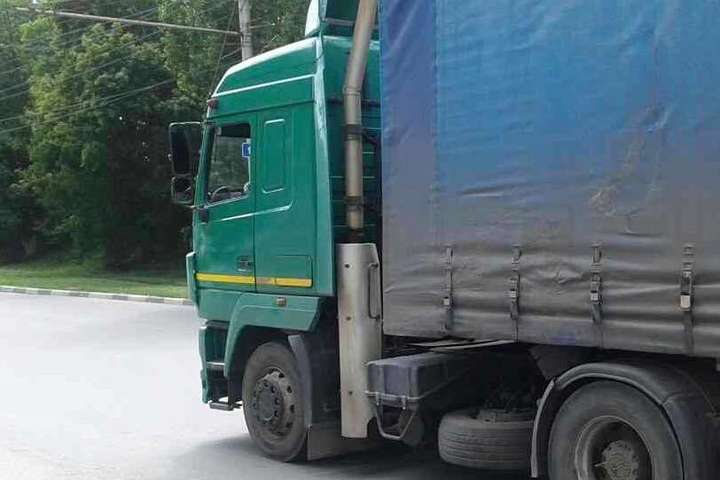 На в’їзді в Київ вантажівка наїхала на патрульного