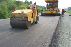 Ремонт дороги в Запорожье  – чтобы положить новый асфальт, старый сбрасывают в реку (видео)