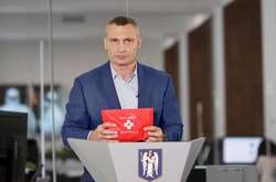 Мер Віталій Кличко продемонстрував набори, які отримають найбільш незахищені кияни