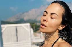 Настя Каменских в «дырявом» мини-платье устроила пикантную провокацию