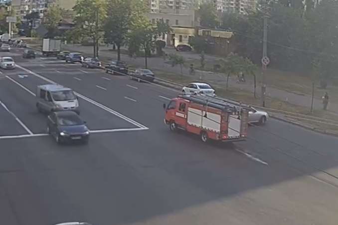 У Києві пожежний автомобіль врізався у легковик (відео)