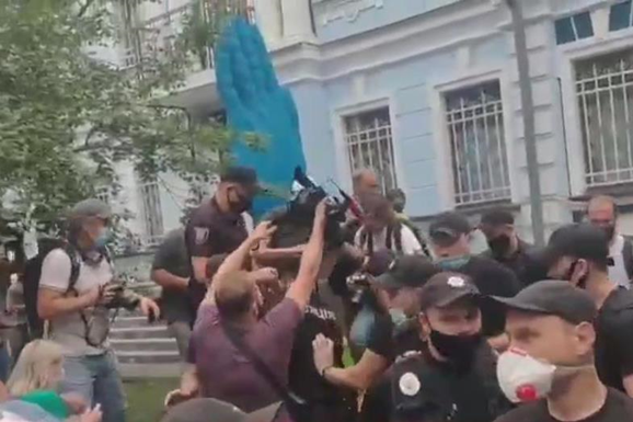 У Києві біля посольства Білорусі активісти побилися з поліцією (відео) 