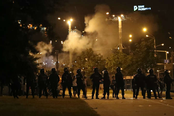 У Мінську застосували газ і гранати для розгону протестувальників