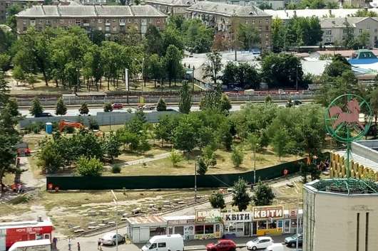 У Києві новий скандал: у парку біля метро «Дарниця» розгортається будівництво (фото)