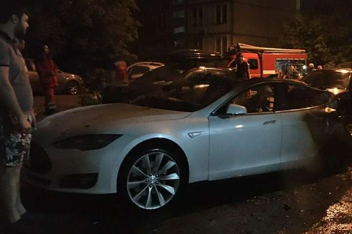 Вночі у Києві вщент згоріла Tesla (фото)