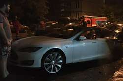  В автомобілі Tesla вогнем знищено салон, багажний відсік, задні колеса 