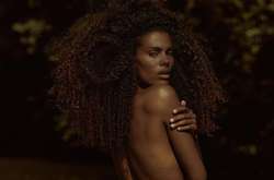 «Слишком горячо». Сексуальная Тина Кунаки в купальнике стала королевой пляжа (фото)