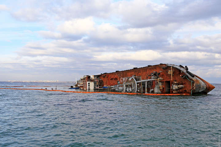 Приватна компанія запропонувала профінансувати підйом танкера Delfi – Криклій