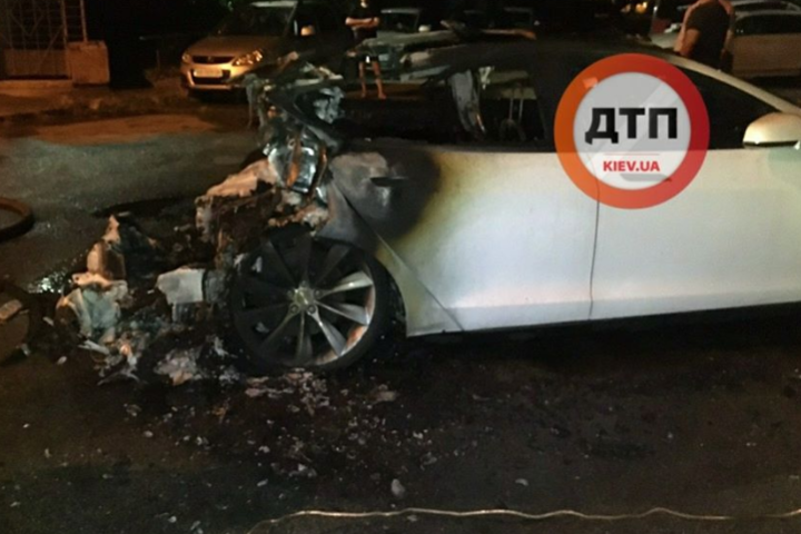 В Киеве экс-главе ОП Андрею Богдану ночью подожгли его автомобиль Tesla