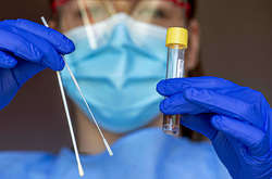 Коллапс в столичных лабораториях. Все желающие выехать заграницу побежали сдавать анализы на Сovid-19 (видео)