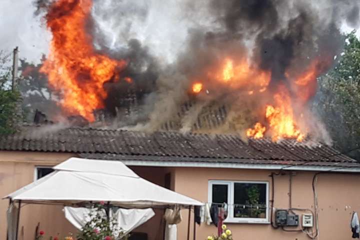 Під Києвом від удару блискавки загорівся будинок (фото)