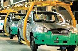 В Україні цього року виробництво автомобілів скоротилося майже вдвічі
