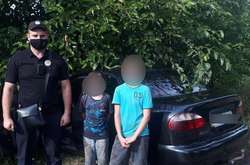 Правоохоронці знайшли викрадений автомобіль на узбіччі, а в кущах - малолітніх автоугонщиків