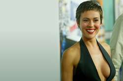  47-летняя актриса Алисса Милано рассказала об осложнениях на фоне коронавируса 
  