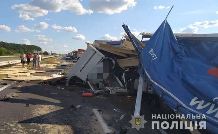 На трасі Київ-Одеса зіткнулися дві вантажівки: є загиблі