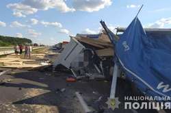 На трасі Київ-Одеса зіткнулися дві вантажівки: є загиблі