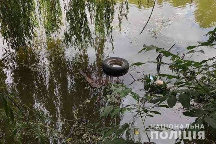 На Черкащині автівка з'їхала в ставок: водій загинув