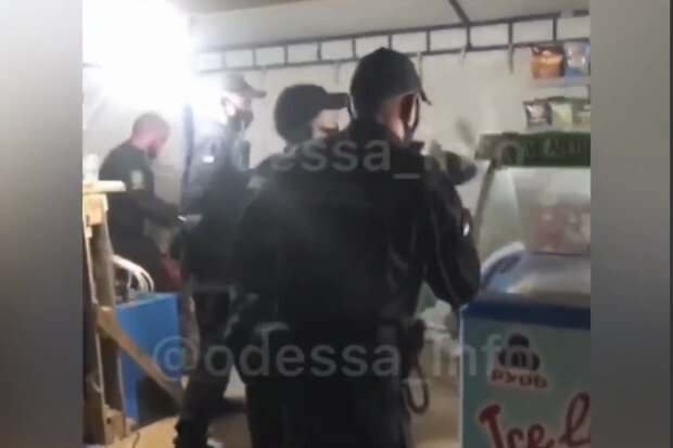 На популярному одеському курорті поліцейські побили людей: відео