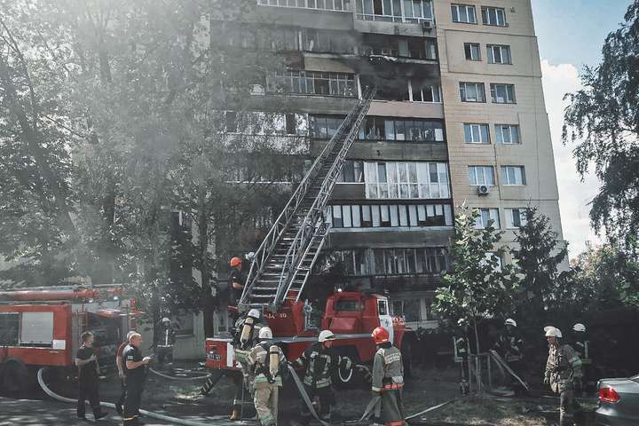 Під час страшної пожежі у багатоповерхівці в Києві загинула людина (фото, відео)