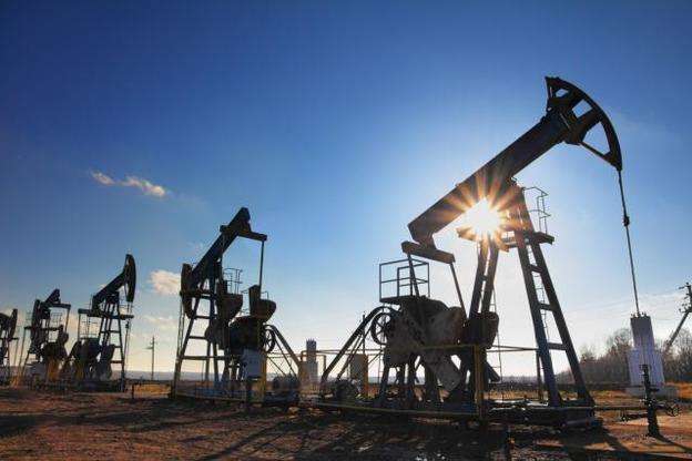 Нафта дорожчає через зниження запасів у США